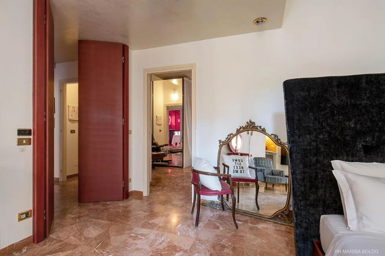 Billie'S Flat Red - Art & Design Apt In Verona Historic Centre Apartment